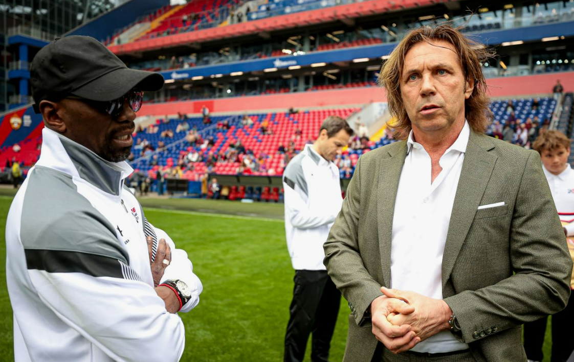 Александр Мостовой на гала-матче в честь юбилея победы ЦСКА в Кубке УЕФА. Фото: соцсети