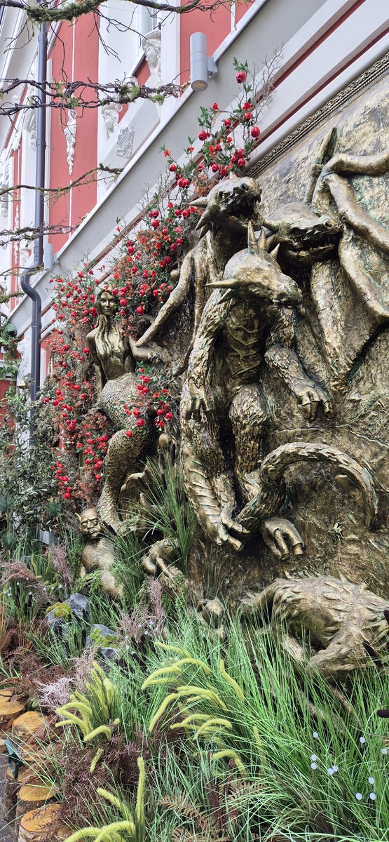 При входе в сказочный музей