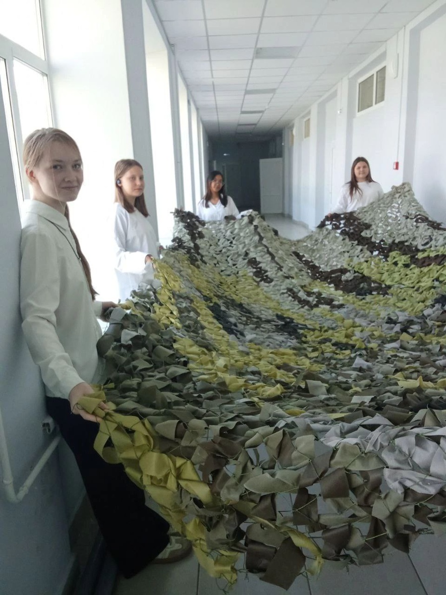  📷    Третий год школьники Кувандыка плетут маскировочные сети для бойцов СВО Марина Шарт