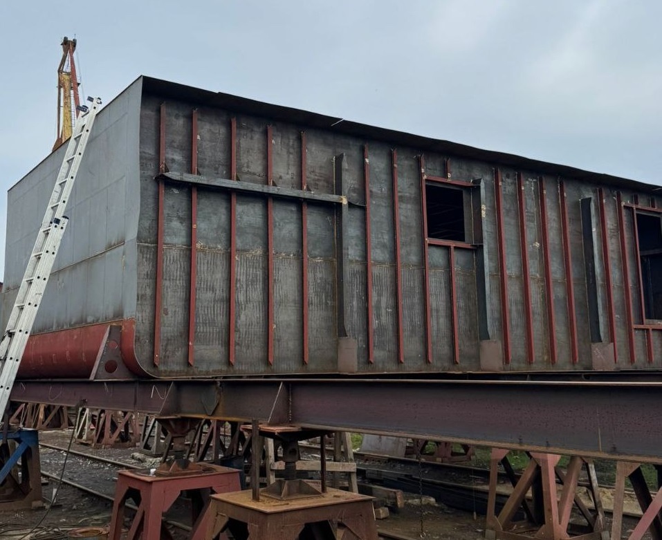    Судно собирают на открытом стапеле