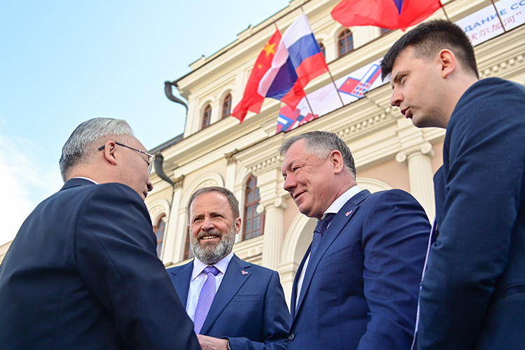    Китайская делегация во главе с Гоцином прибыла в столицу РТ еще накануне. Всего в нее вошли около 100 человек.   
Фото: rais.tatarstan.ru