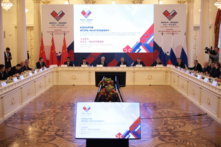    «Договорная база» ширится, регионы ПФО и провинции Китая заключили 54 рамочных соглашения о торгово-экономическом, научно-техническом и гуманитарном сотрудничестве, отметил Комаров.   
Фото: Сергей Елагин