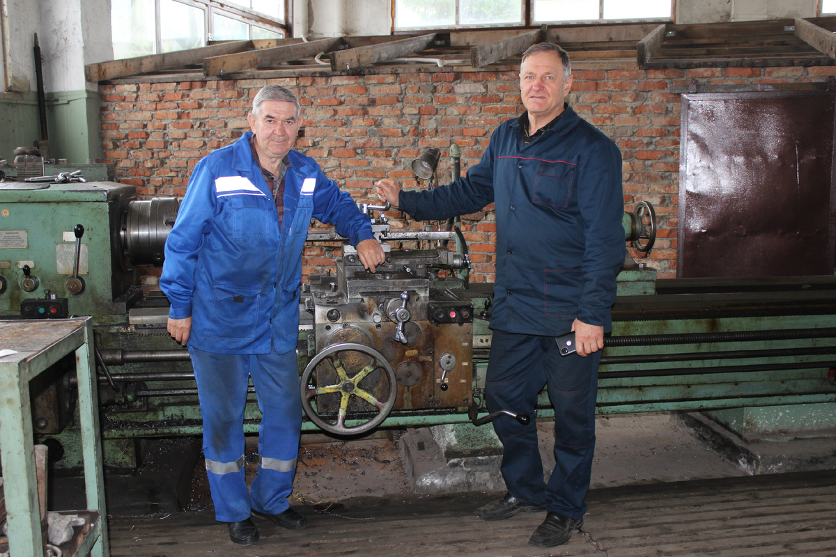 Таких специалистов, как токарь Александр Воробьёв и фрезеровщик Геннадий Лисканов, в районе найти очень трудно.