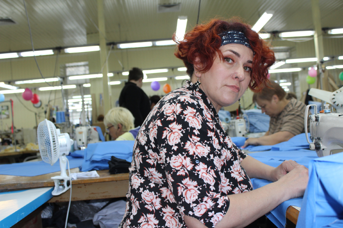  Швея Валентина Зимина в своей работе обращает внимание на качество строчек.