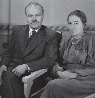 Вячеслав Молотов с женой, Полиной жемчужиной.