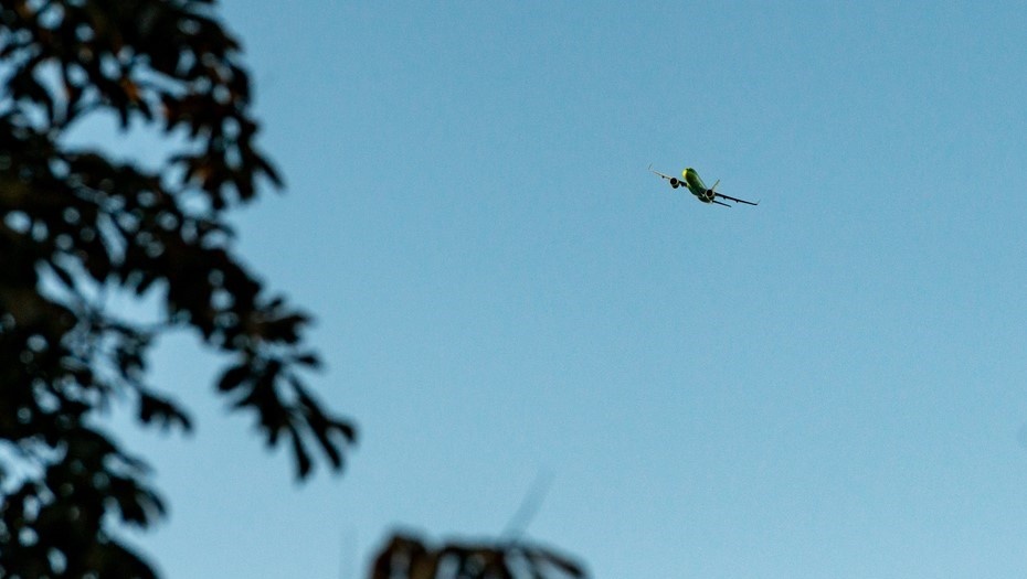    Самолет в небе над аэропортом Пулково. Автор фото: Тихонов Михаил/"ДП"