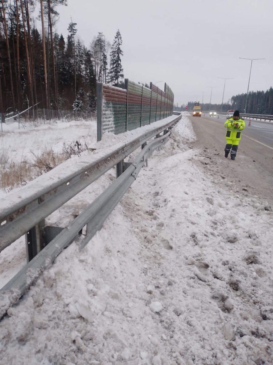 Побитые отбойники, четко видны следы машины.