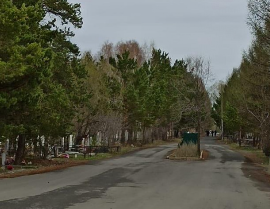 Дорога разделялась на две части и я встала перед баками, чтобы не мешать проезжающим машинам.