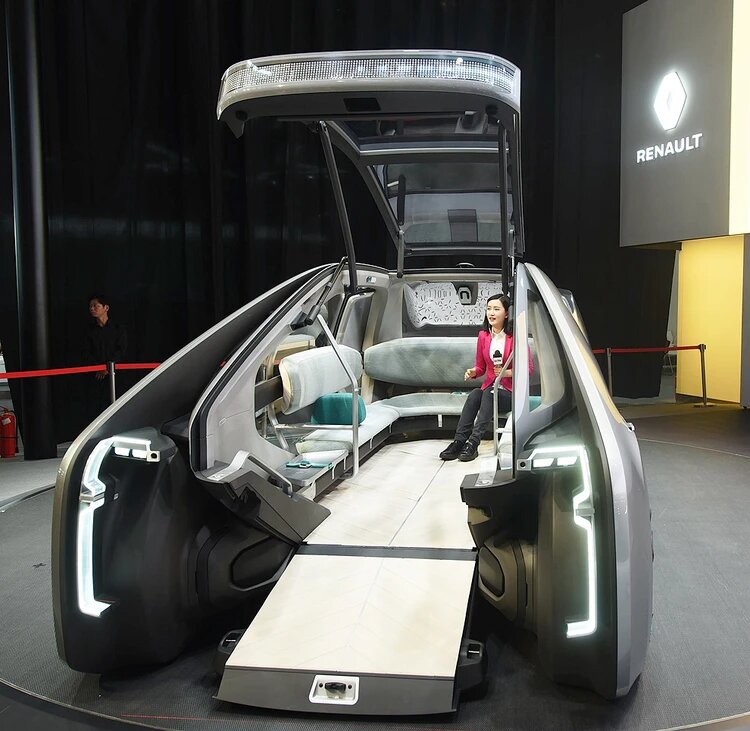 Таким видят ближайшее автомобильное будущее в компании Рено. Автомобиль становится уютнее и удобнее, передвижение по городу берет на себя компьютерная система. Фото: EAST NEWS.