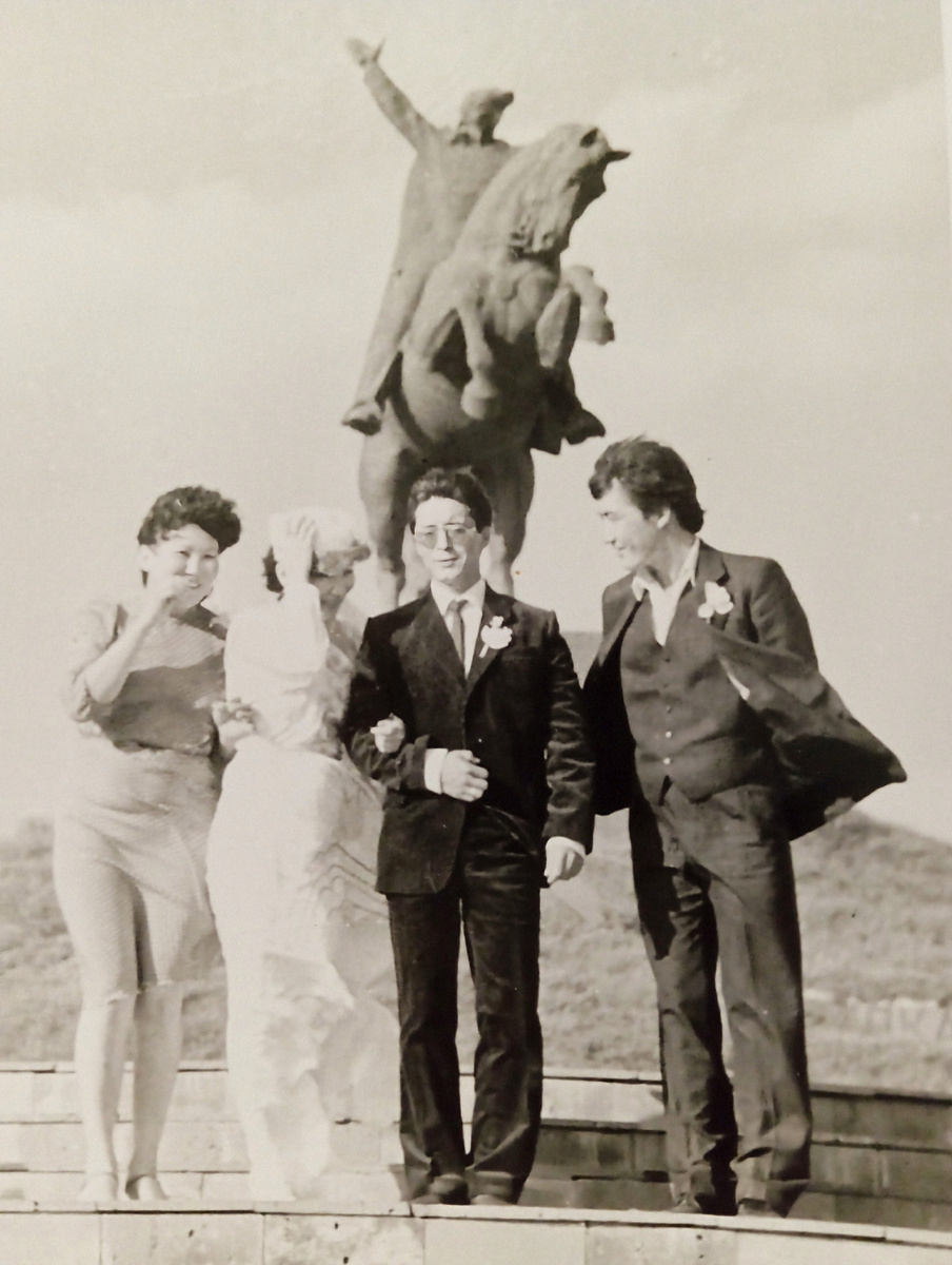 Свадьба Саши и Лизы, около памятника нашего калмыцкого героя О. И. Городовикова. 