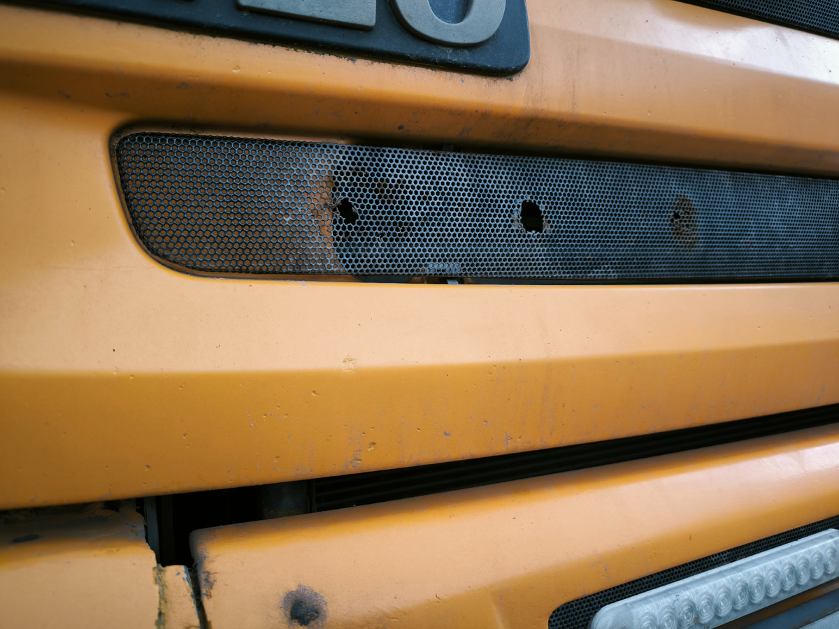 Scania - пострадавшая решетка радиатора, а ведь и она тоже не копеечная