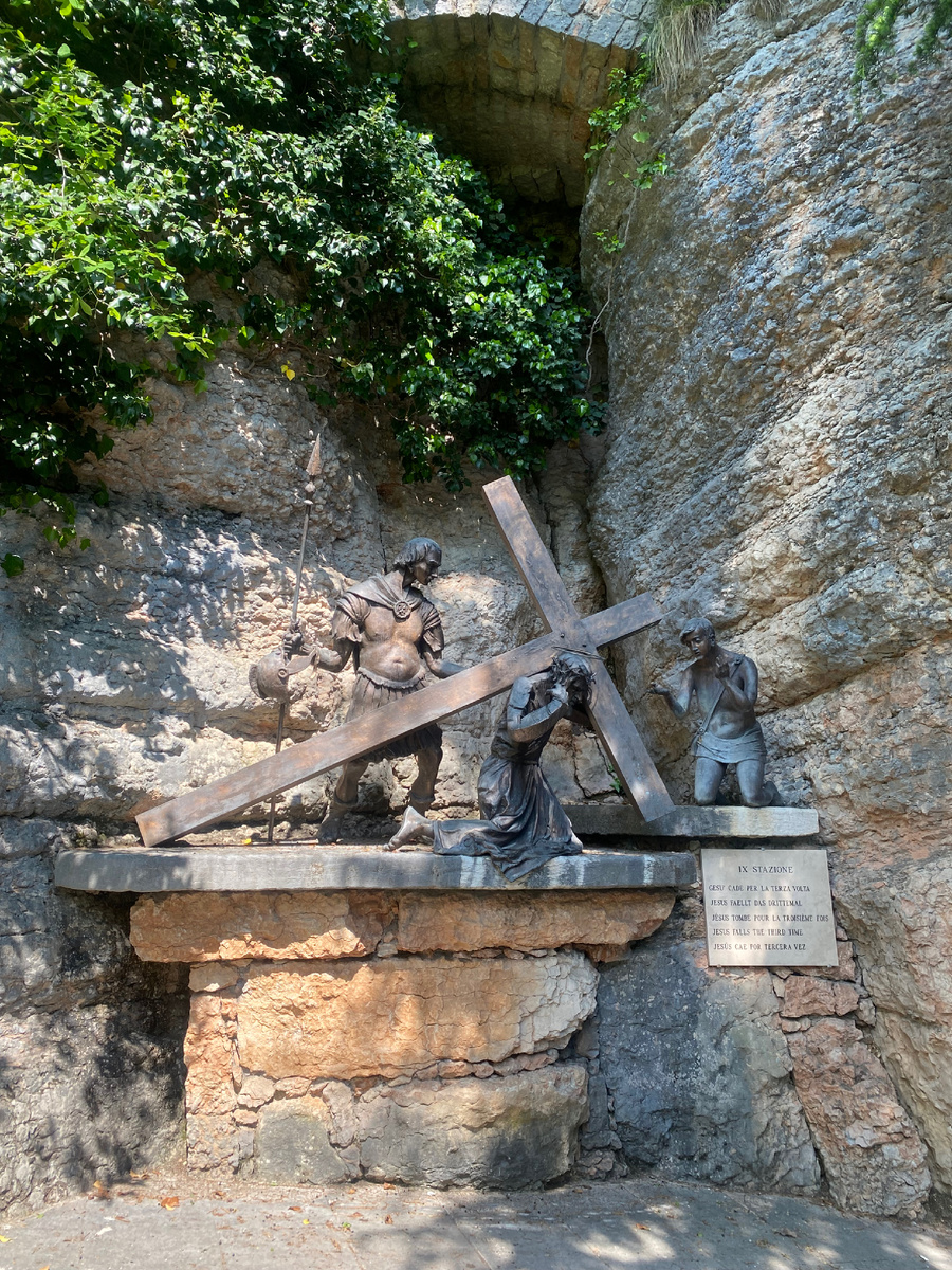 На пути до храма много инсталяций распятия. Это безумно красиво и грустно,когда понимаешь, через что ОН прошёл.