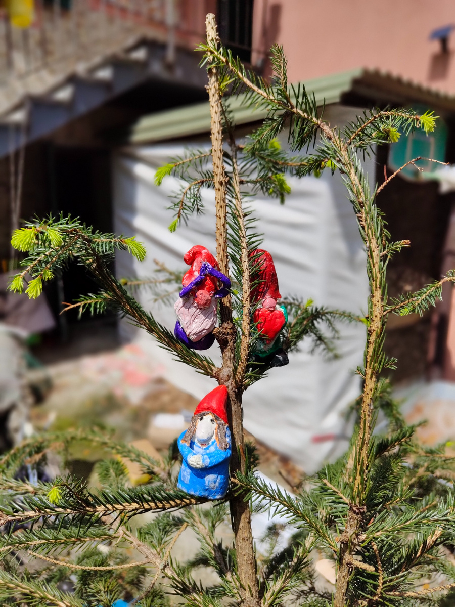 Гномы на подшефной ёлке: слева направо - Каспер Каспита, Валентино (Позитивный гном), внизу - Марфа Обеликс