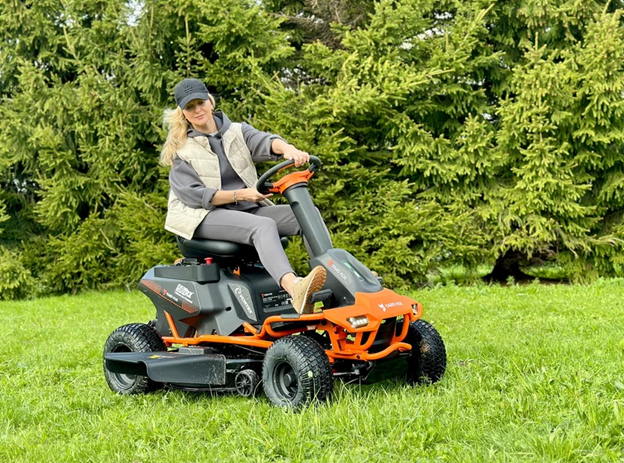 На фото АКК минирайдер YARD FOX T96SB – радиус разворота всего 40 см.
