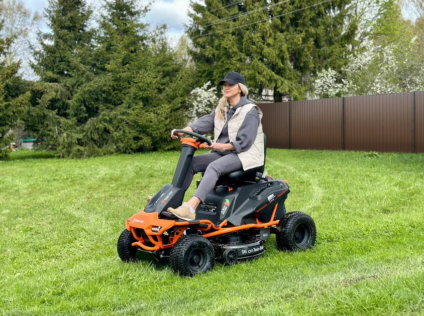 На фото минирайдер YARD FOX T96SB работающий на аккумуляторе
