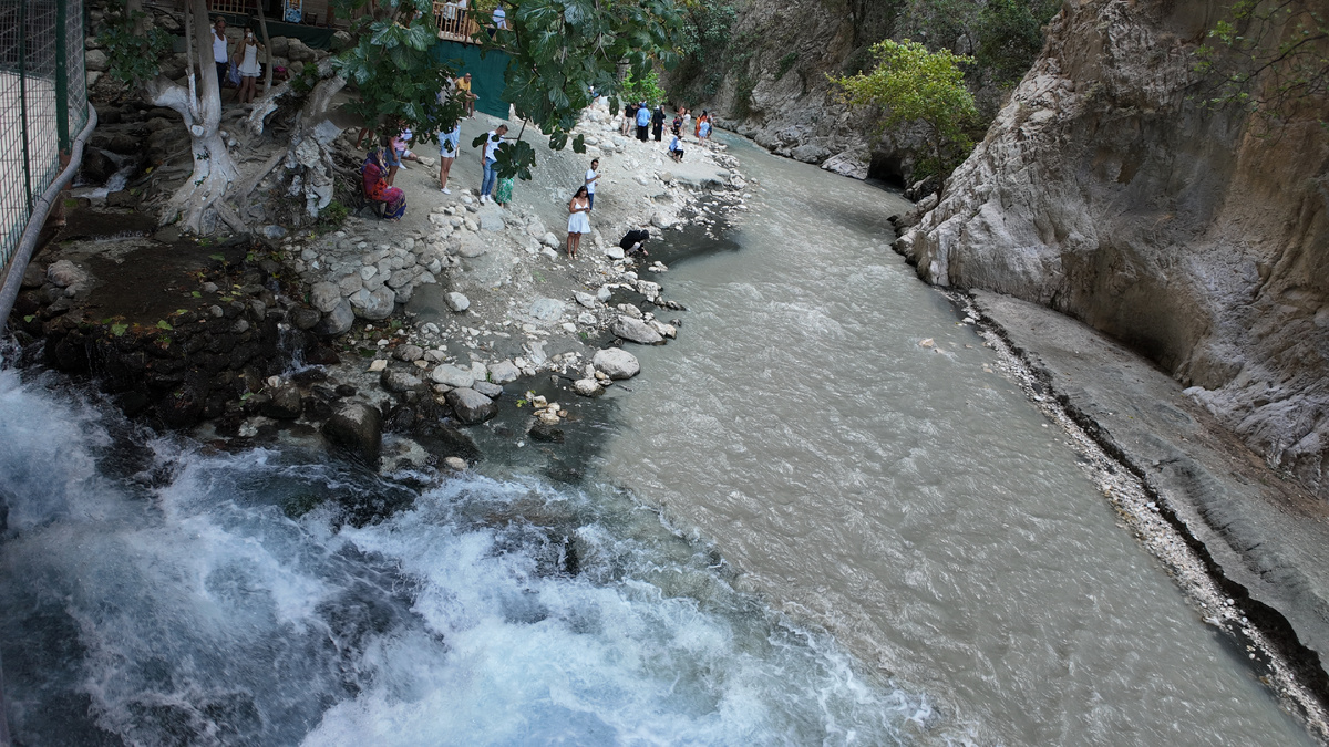 Место, где смешиваются потоки воды с гор после дождя и река