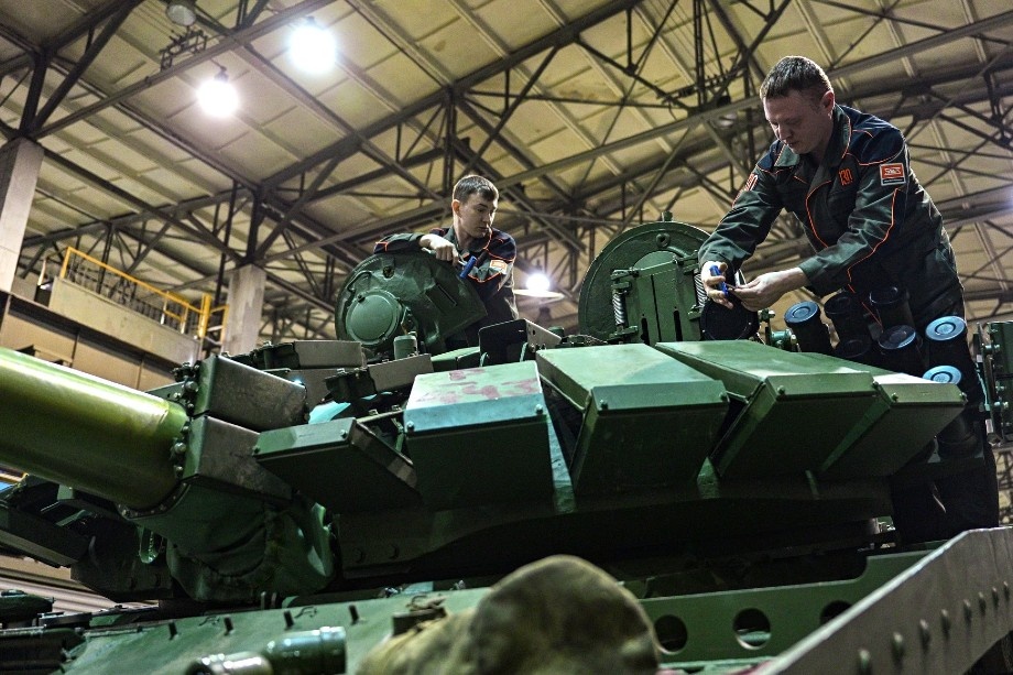 Работники АО «Научно-производственная корпорация “Уралвагонзавод”». | Фото: Рамиль Ситдиков, РИА «Новости»/официальный сайт президента РФ