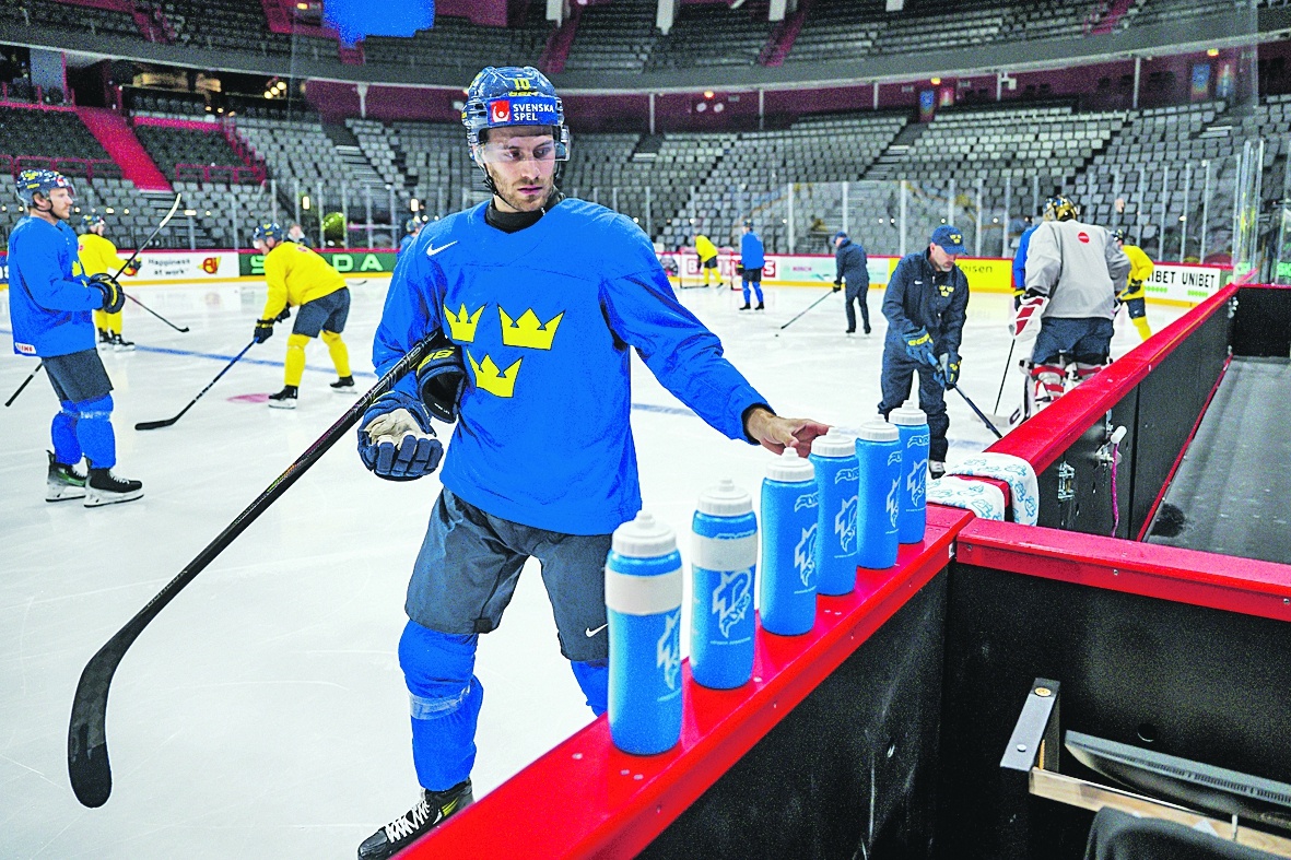 Чемпионат настолько «зажигательный», что самое интересное - как игроки выбирают бутылочки для питья. Фото: ZUMA/TASS
