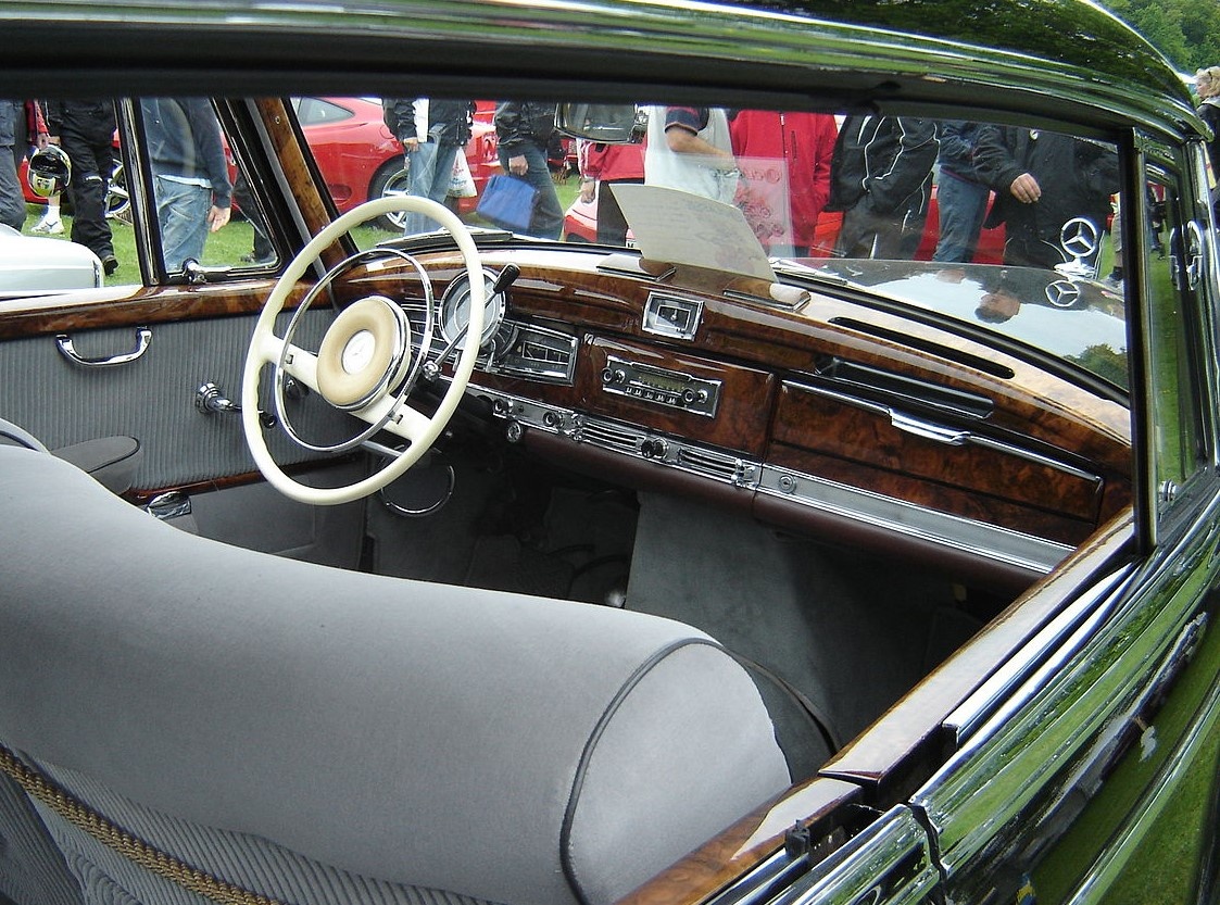 Передняя панель Mercedes-Benz 300d (W189)