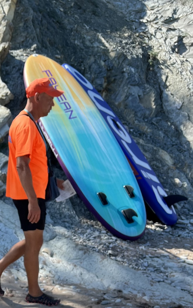 Две мои доски: рабочая лошадка "дверь" и более спортивная SIRENA MALIBU с креплением под парус. И затесавшийся Биллитер лежаков ;))