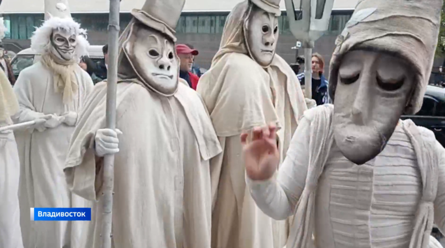 Театральный фестиваль «Погружение» начался с представления под балконом Театра молодежи и шествием до Спортивной набережной