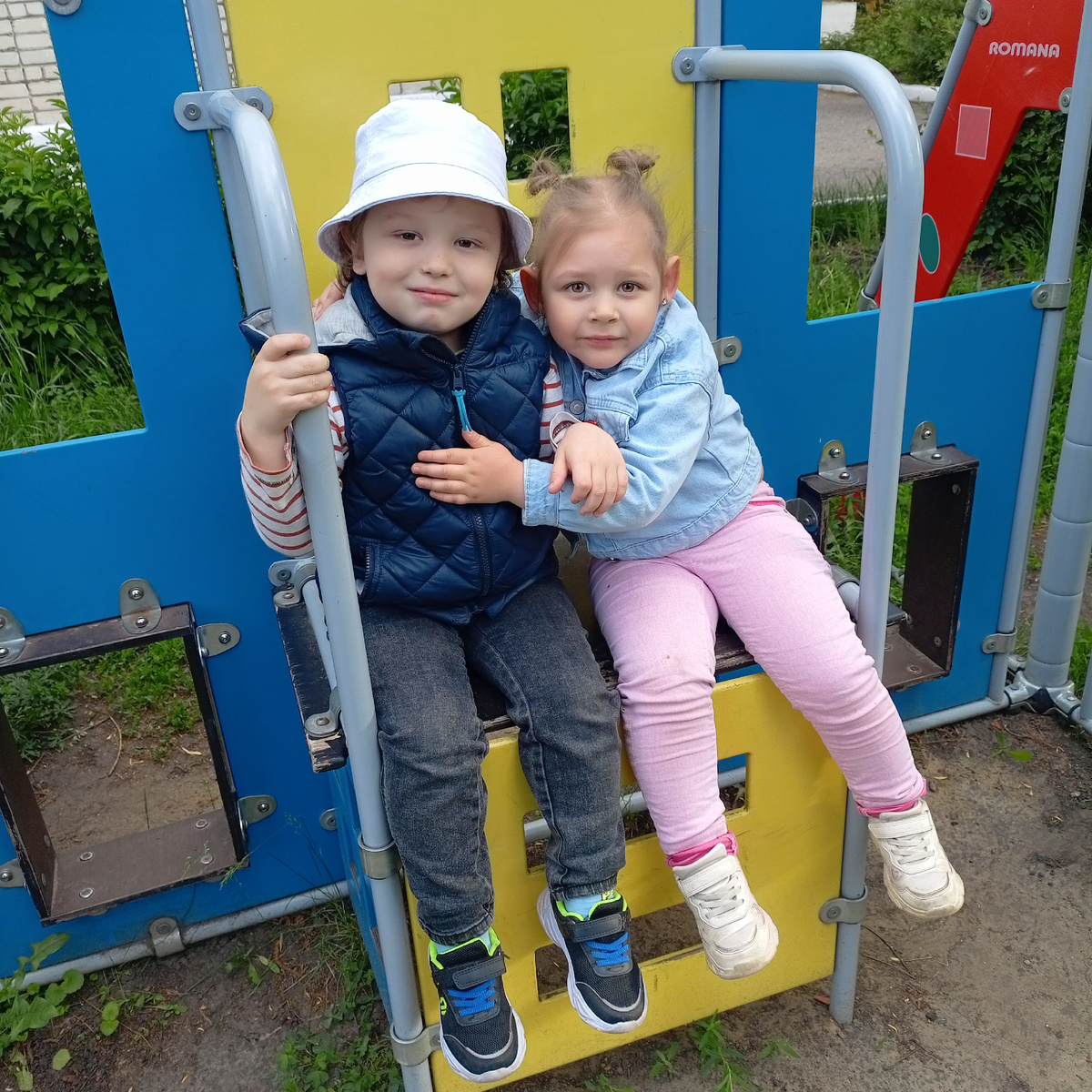 Вчера после садика с подружкой😊