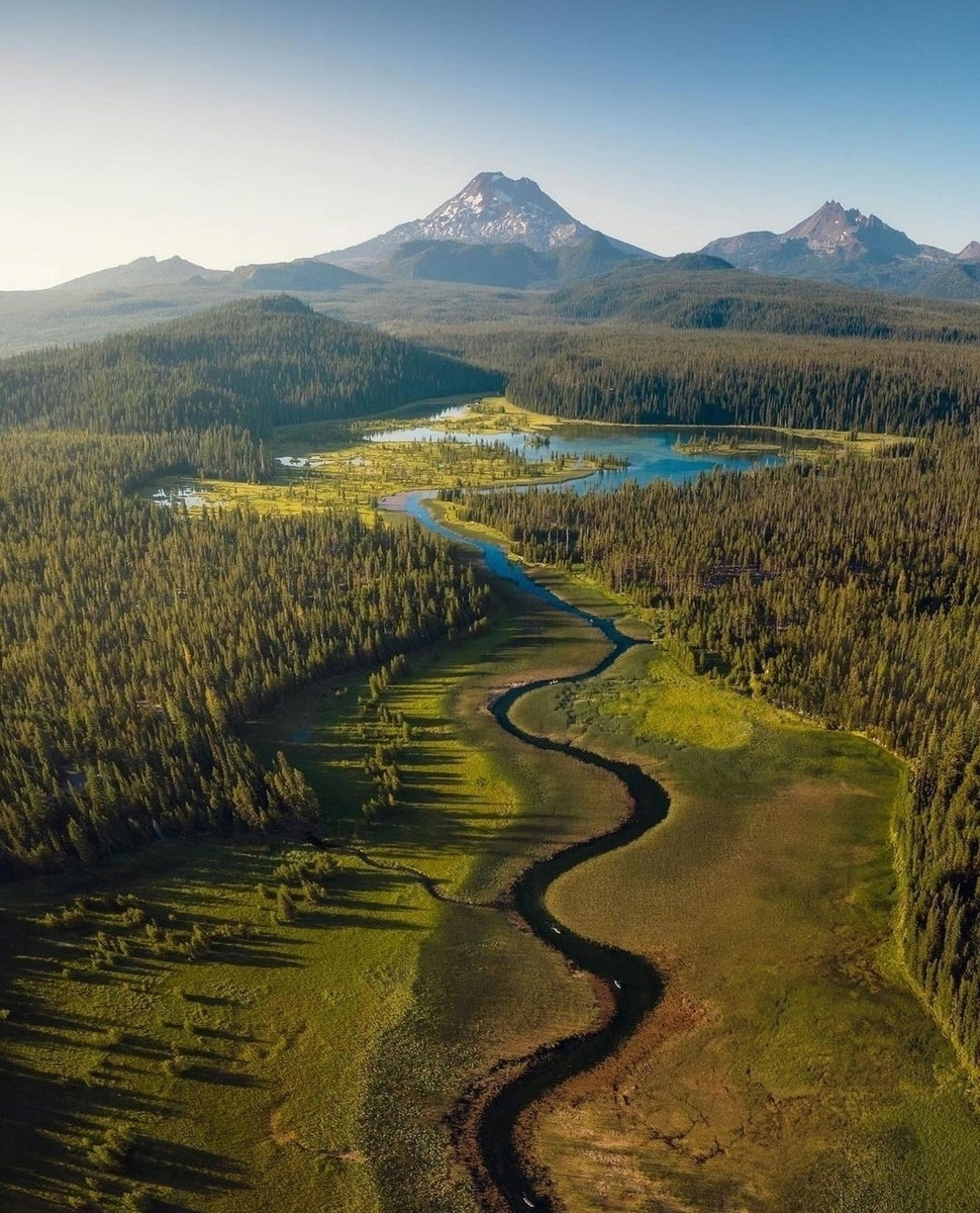 Эти чудеса — не просто красивые картинки. Они напоминают, что природа — величайший инженер, художник и учёный в одном лице.  

### 2. **Человечество: от пещер до космоса**  
Всего за 200 тысяч лет (миг по меркам Вселенной) наш вид:  
- Построил **Пирамиды Гизы**, чьи блоки подогнаны с точностью до миллиметра.  
- Создал **искусственный интеллект**, способный обыгрывать человека в шахматы и диагностировать болезни.  
- Отправил зонд **«Вояджер-1»** за пределы Солнечной системы с посланием для инопланетных цивилизаций.  

Но главное чудо — наша способность **мечтать**. Именно она заставила первобытных людей развести первый костёр и Илона Маска — проектировать ракеты для Марса.  

### 3. **Культура: язык души**  
Мир говорит на 7 тысячах языках, но есть универсальные коды:  
- **Музыка** блюза, рок-н-ролла или классических симфоний, пробуждающая одинаковые эмоции у людей из разных стран.  
- **Танец** — от ритуальных движений африканских племён до балетного «Лебединого озера».  
- **Литература**, где «Гамлет» Шекспира заставляет плакать японцев, а хокку Басе — задуматься норвежцев.  

### 4. **Наука: магия, ставшая реальностью**  
Сегодня мы:  
- Расшифровали **ДНК** — «инструкцию» жизни.  
- Научились редактировать гены, как текст в Word (**CRISPR**).  
- Сфотографировали **чёрную дыру** за 55 миллионов световых лет от Земли.  

Но самое потрясающее? **Каждый ответ рождает новые вопросы**. Мы знаем о Марсе больше, чем о морских глубинах, и всё ещё не понимаем природу 95% Вселенной («тёмная материя»).  

### 5. **Парадокс единства в многообразии**  
Мир удивителен не только масштабами, но и **контрастами**:  
- В **Йеллоустоне** кипят гейзеры, а в **Антарктиде** вода замерзает за секунды.  
- **Токио** с его неоновыми небоскрёбами существует в одном временнóм потоке с племенем **Сентинельцев**, отвергающих любые технологии.  
- **Один вирус** размером в 0,1 микрона может изменить жизнь 8 миллиардов людей.  

