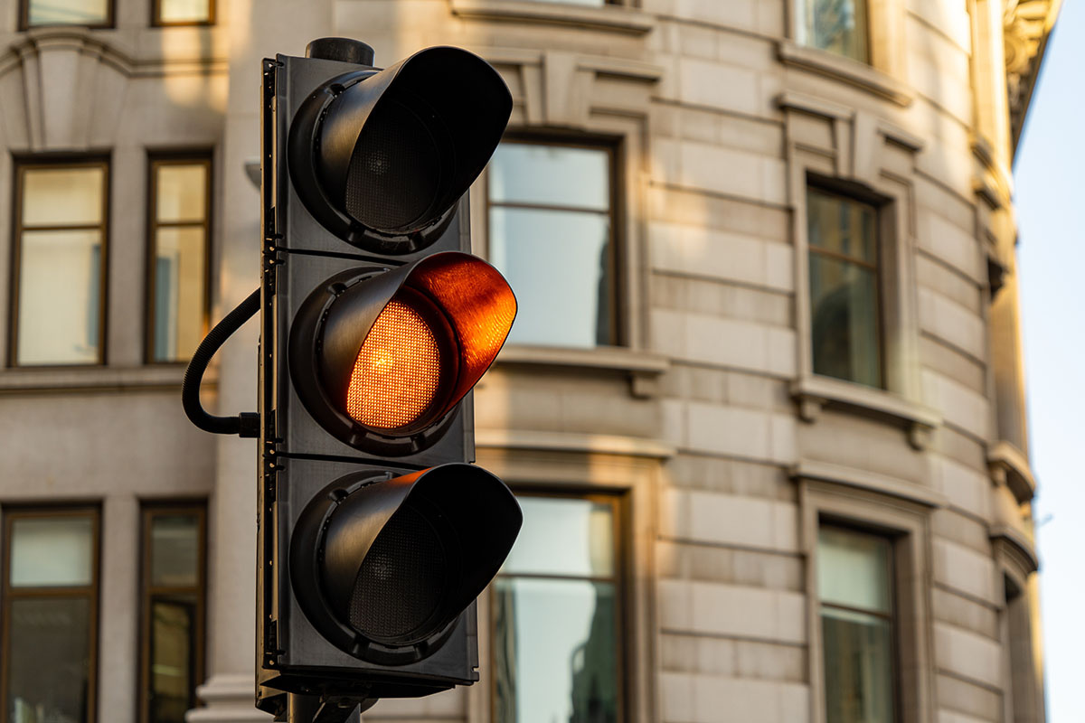    Неработающий светофор мигает желтым или не горит. Источник: Shutterstock