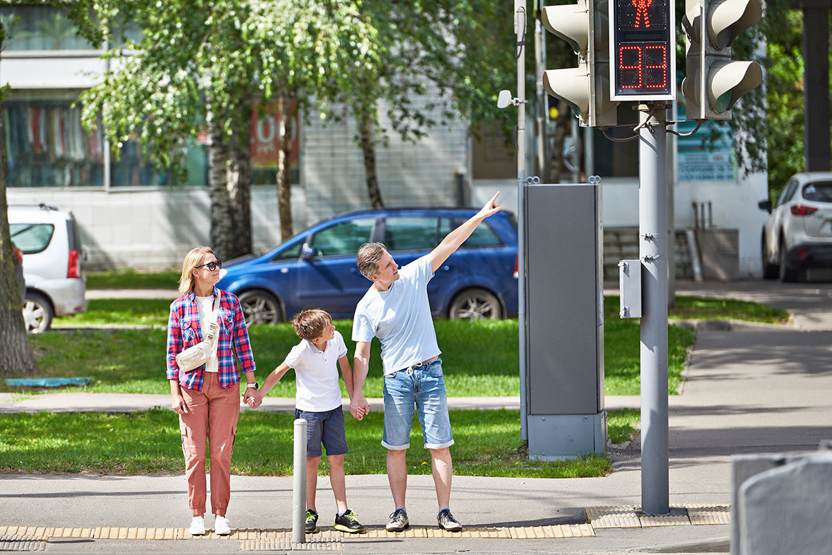    Когда светофоры подают противоречивые сигналы (например, всем горит красный), перекресток тоже проезжают как нерегулируемый. Но нужно быть особенно внимательными. Источник: Shutterstock