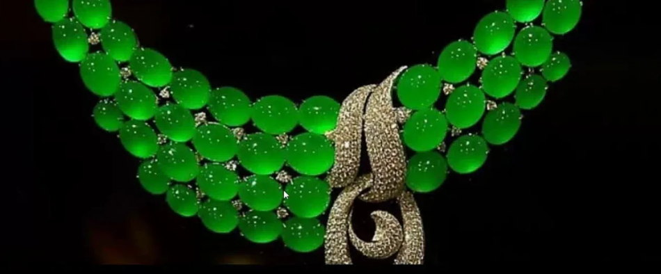 Колье из жадеита. Здесь и далее иллюстрации с ресурса Яндекс. Картинки.