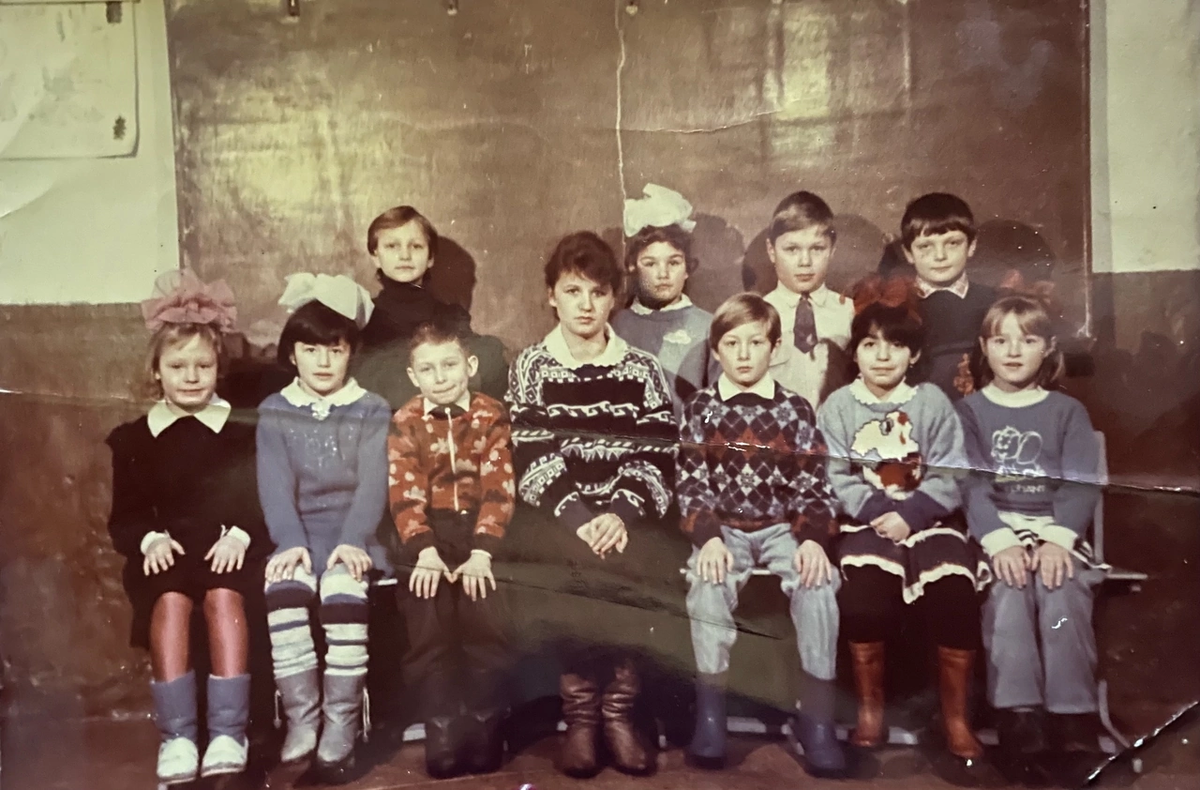 Мама Полины Чувальской, Ирина Вячеславовна, на работе в школе. 