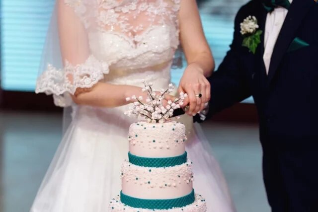    Почему жениху и невесте нельзя есть с одной ложки на свадьбе?