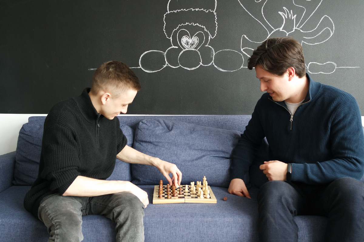 То, о чем говорит Роман, я почувствовал с самого начала – здоровая обстановка в коллективе, здоровые взаимоотношения с руководителем, с командой. 