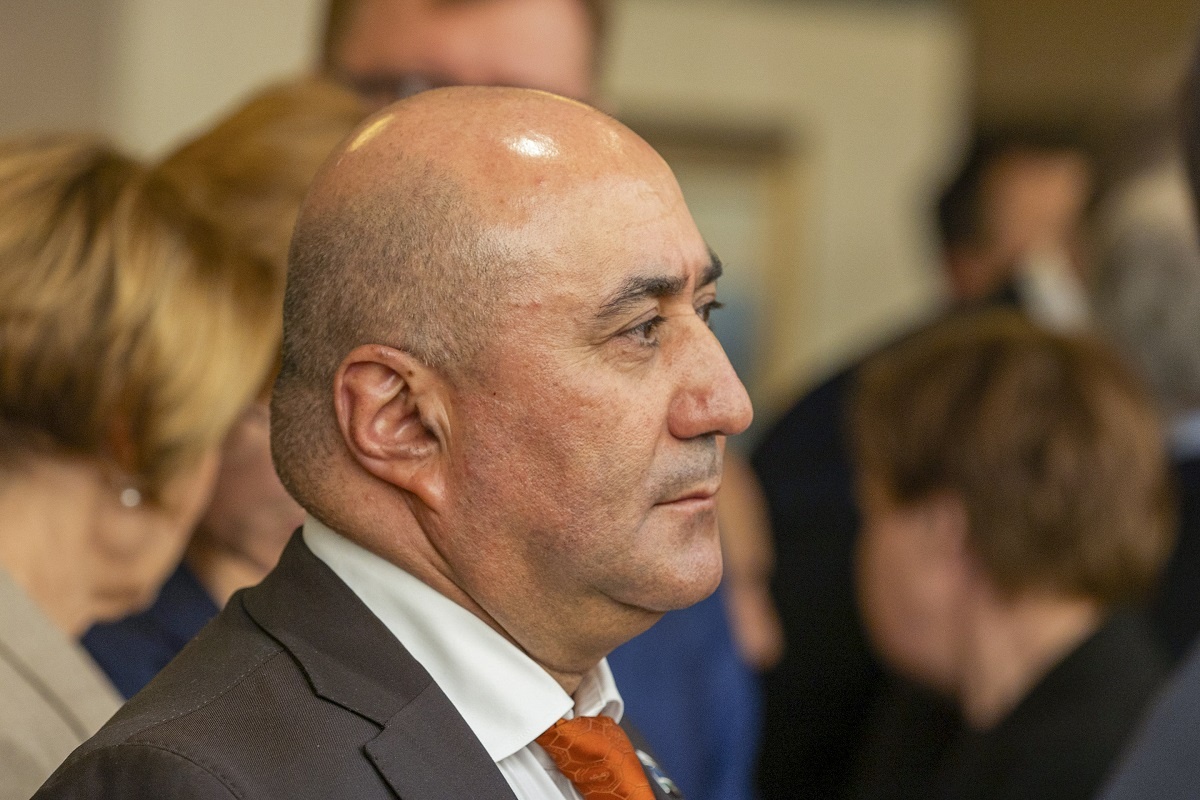 Депутат Армен Карапетян вместе со своими родственниками занимается ремонтом дорог.  Фото: ФедералПресс / Иван Кабанов