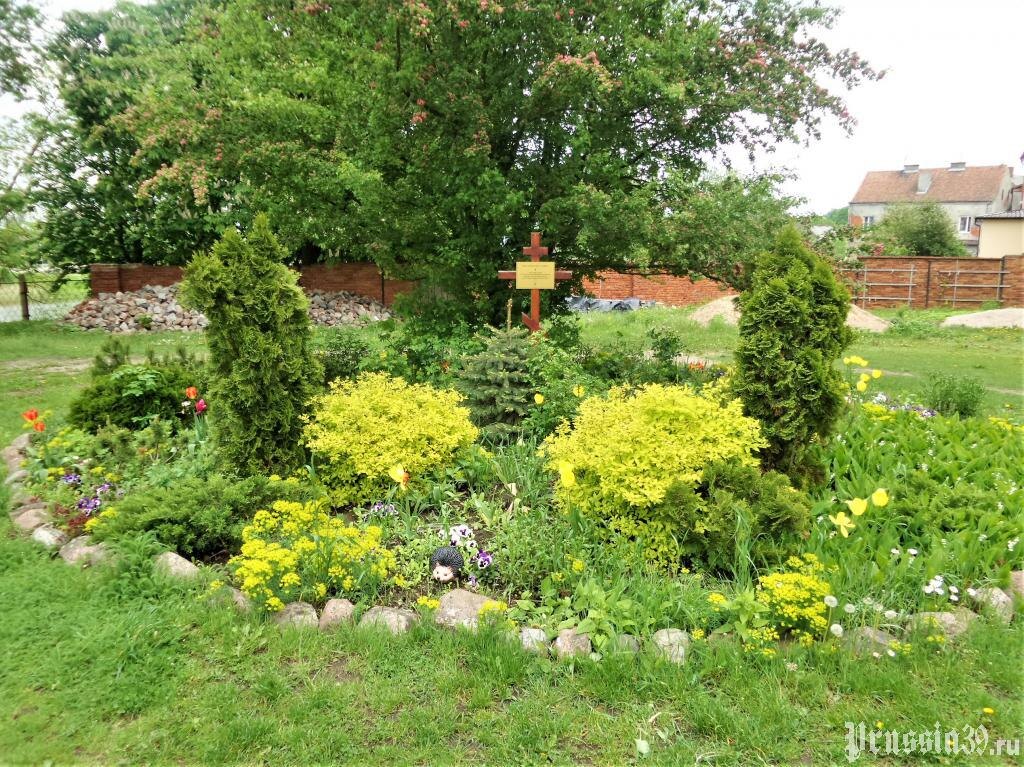 Братская могила у церкви в Правдинске, фото - Prussia39