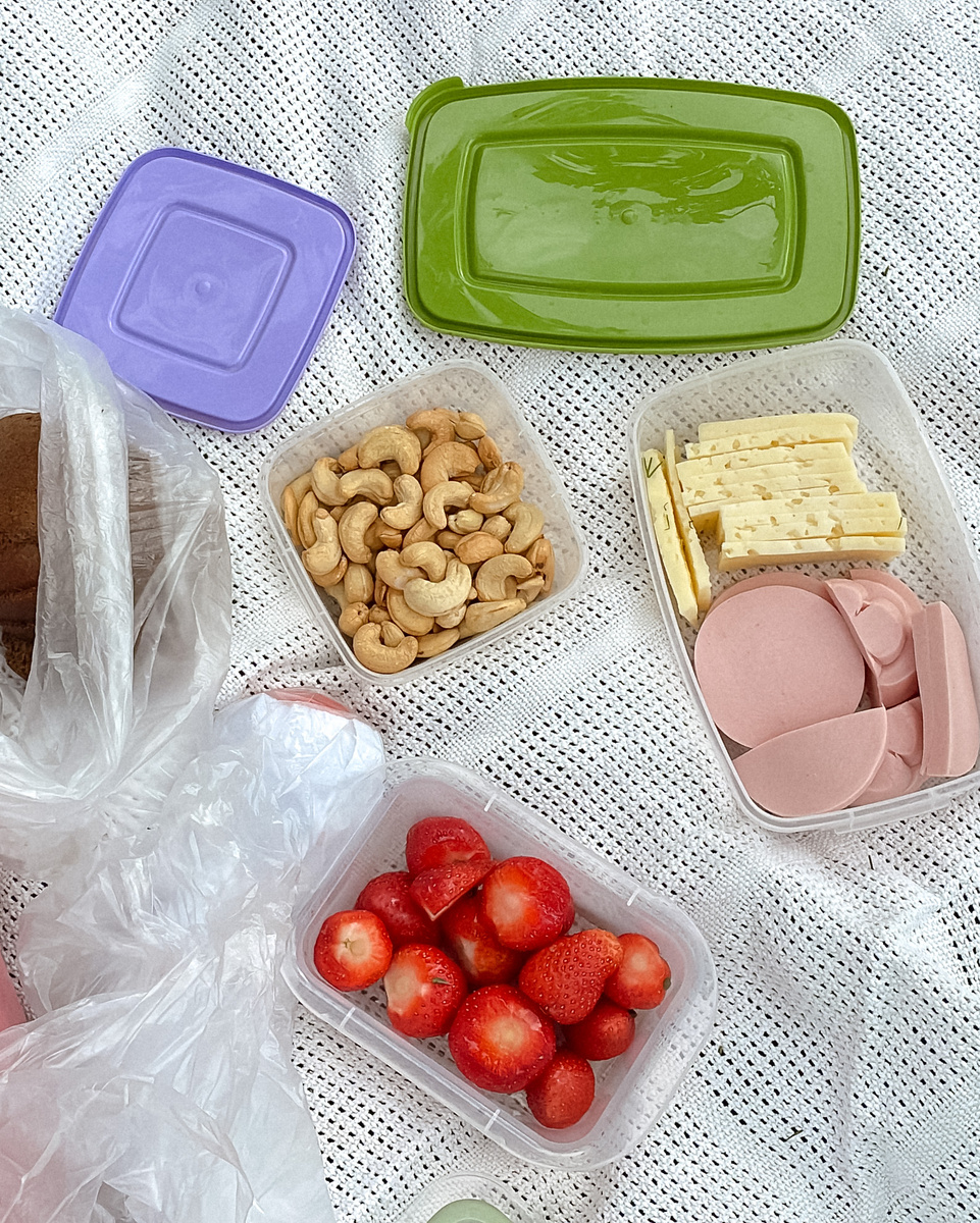 Клубника и орешки - мне, колбаса и сыр - мальчикам 😀