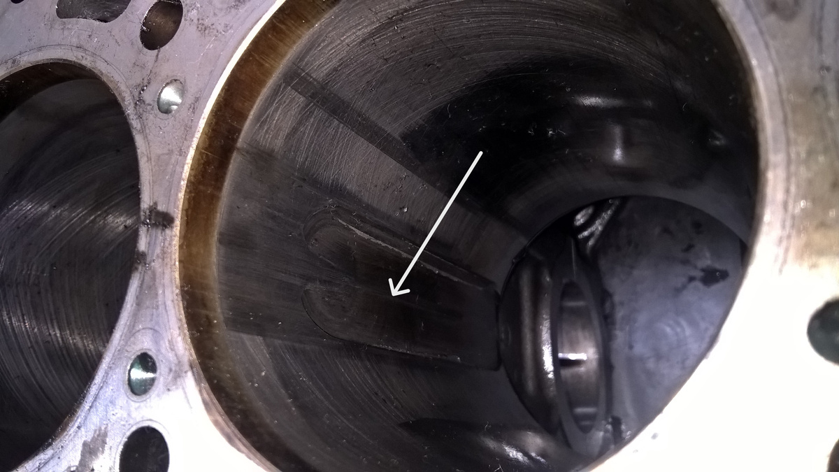 Фото 1. Проделанный пальцем «паз» сложной формы показан стрелкой.