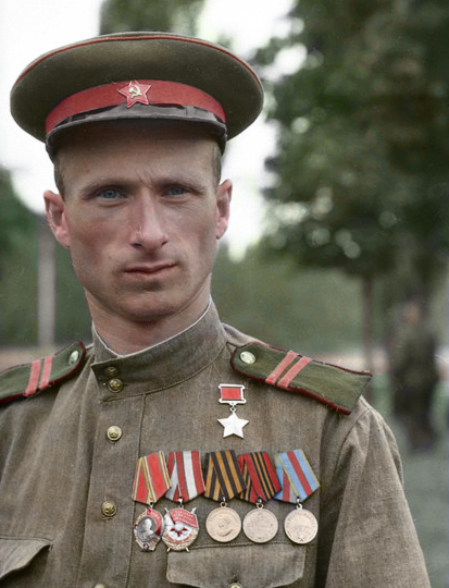 «С огромным красным полотном мы были мишенью в тире, видно нас было из каждого угла». Подвиг знаменосца Победы Мелитона Кантарии