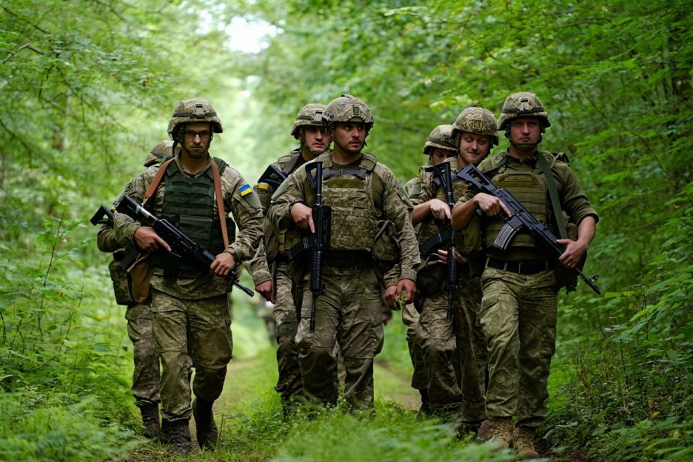    Брянские леса могут позволить ВСУ пройти незамеченными в глубину нашей территории. Но, в то же время, станут для них ловушкой - быстро в такой местности от атаки не уйти.