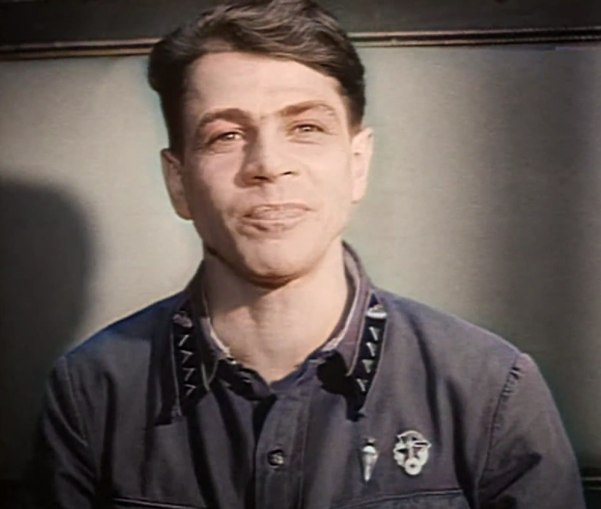 - Домой к жене поеду... Кадр из фильма режиссера Ивана Пырьева "Трактористы"