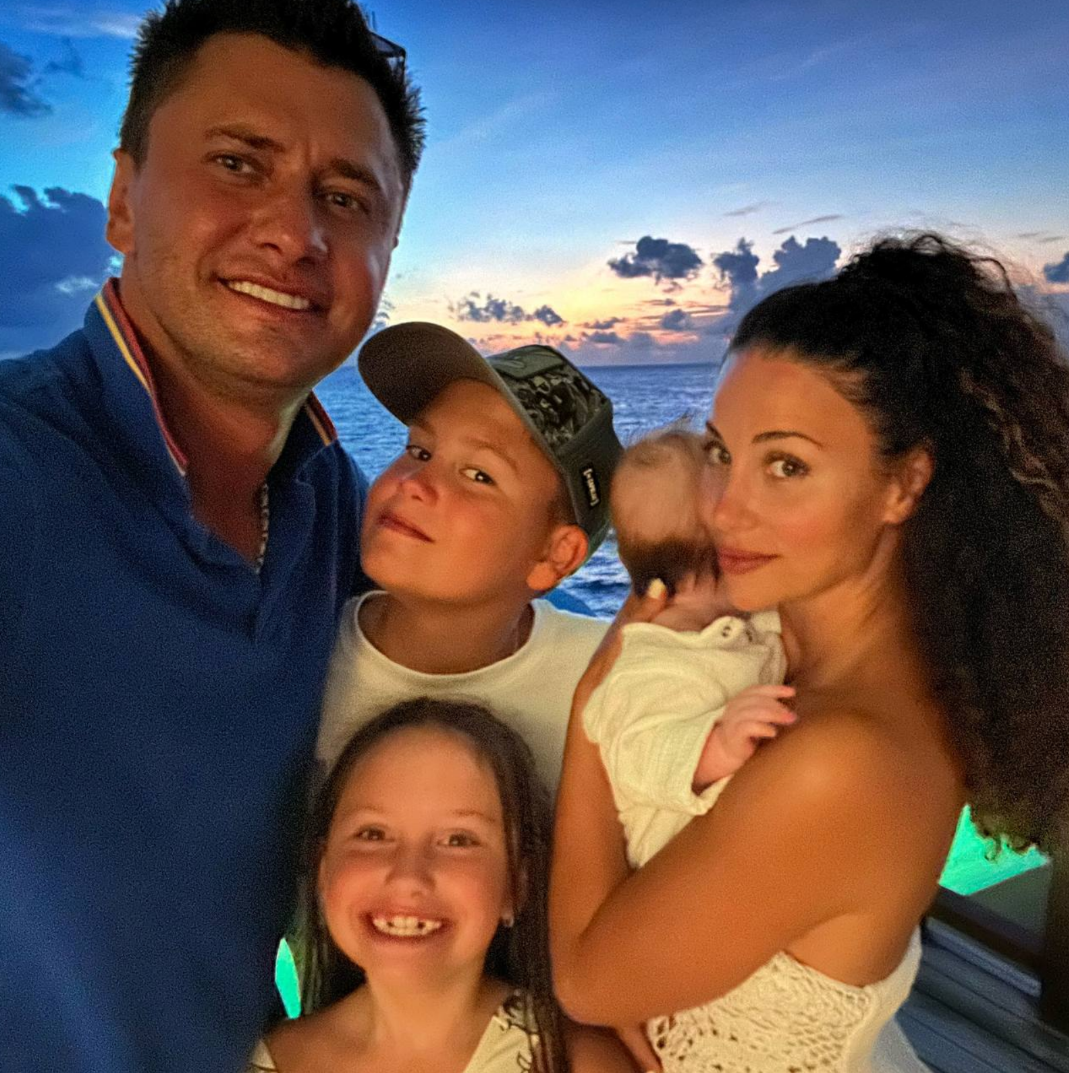 Павел Прилучный с детьми и женой Зепюр Брутян. Фото: Telergam / @bugevuge001