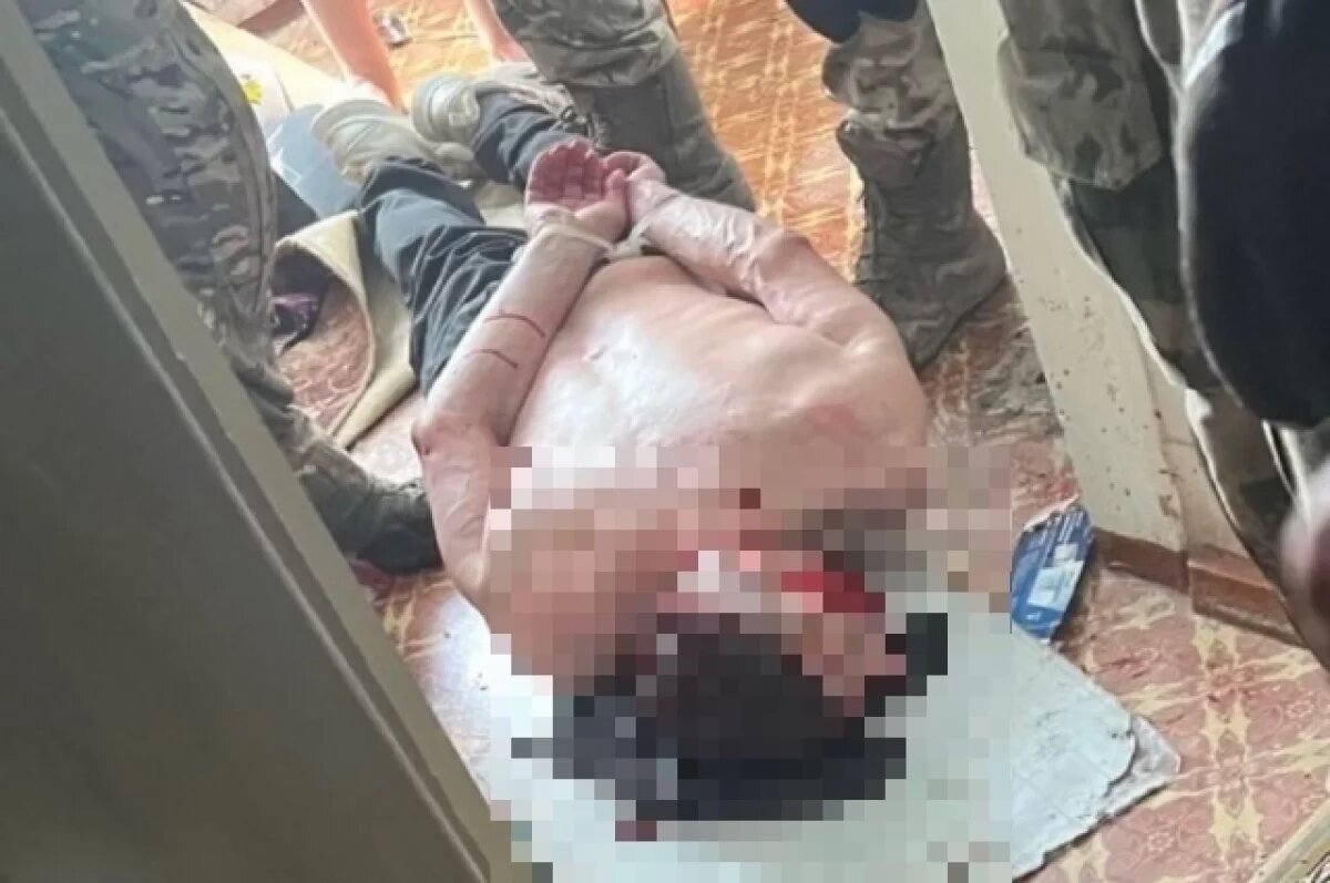    Пьяный житель Омска проник в квартиру пенсионерки и взял её в заложницы