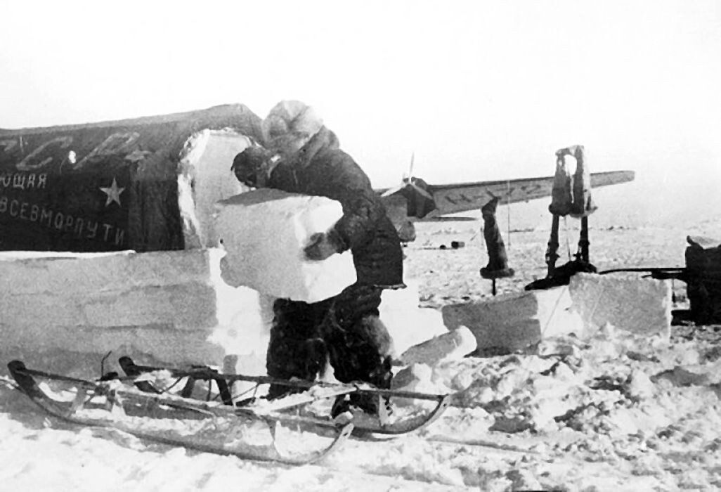 Полярникам пришлось освоить строительство помещений из снежных блоков. Кухню они строили дважды: первая арктическим летом растаяла.  📷
