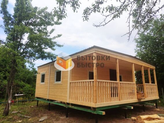 Садовый домик на 32 квадрата. Покупаем два таких по 400 тысяч рублей, ставим их верандами друг к другу, зашиваем боковины веранд утеплителем, и получается огромный дом в 100 кывдратов за 1 миллион. И даже дополнительную крышу делать не надо, а перила веранды пускаем на дрова