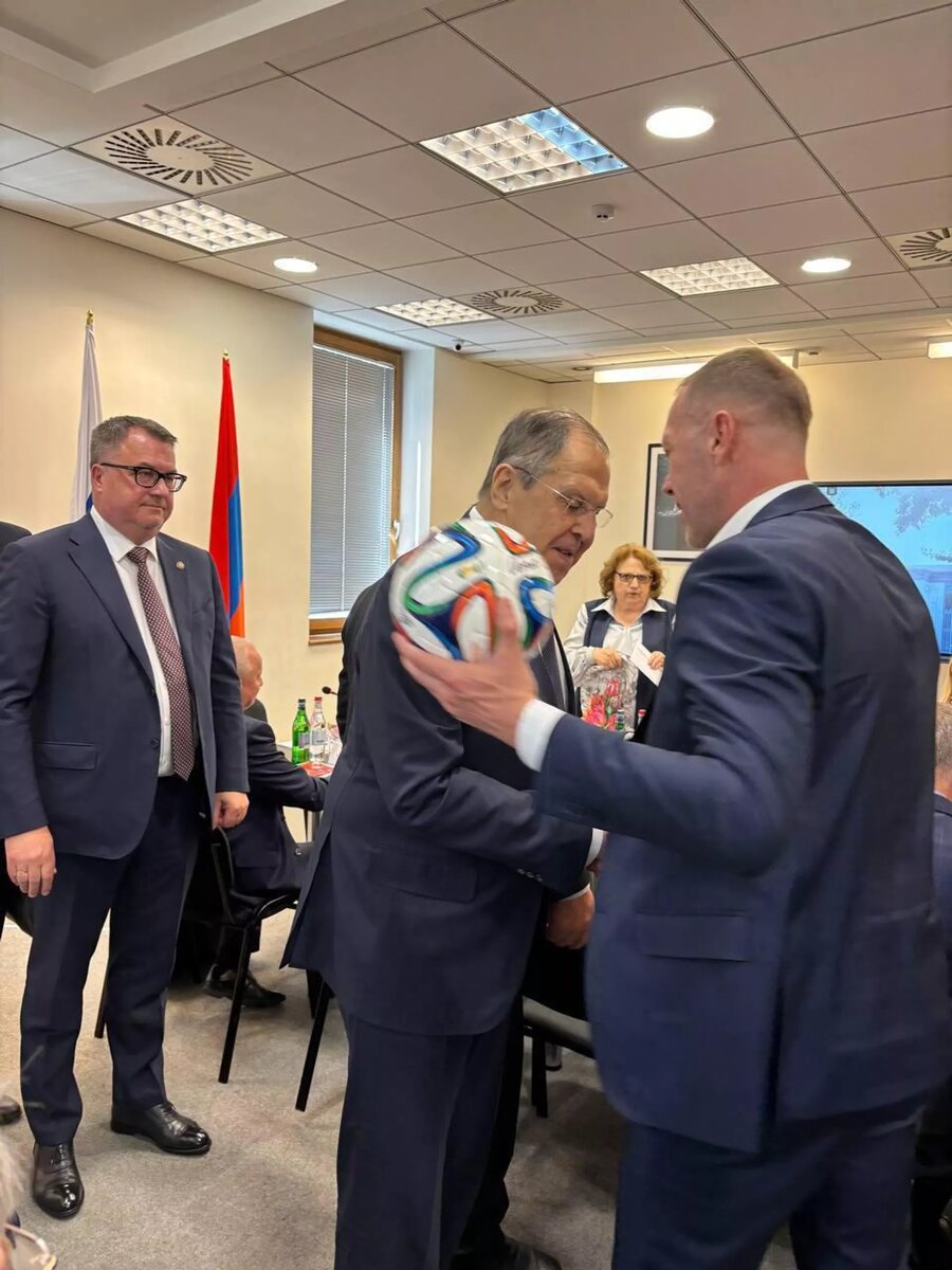 Роман Березовский подарил Сергею Лаврову мяч со своим автографом (21 мая 2025). Еревaн © Photo : Русский дом в Ереване