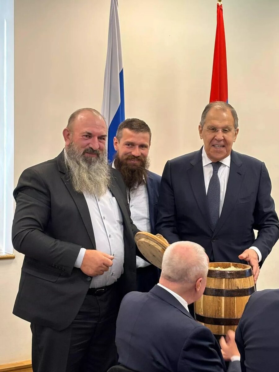 Сергею Лаврову молокане подарили кадушку с капустой (21 мая 2025). Еревaн © Photo : Русский дом в Ереване