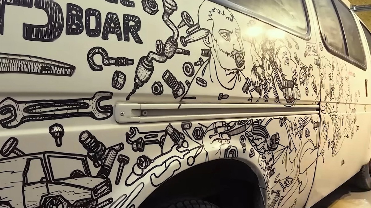    Задняя часть кузова разукрашена в стиле других проектов канала