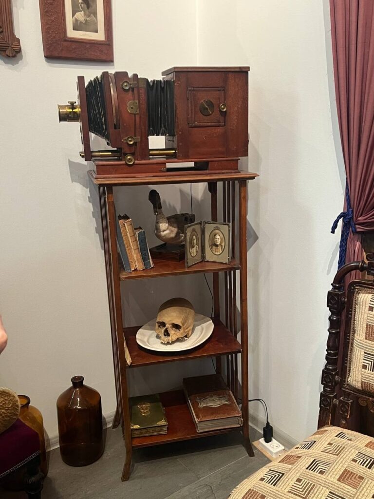 Музей не просто выставляет экспонаты на показ, а пытается погрузить нас в историю благодаря маленьким дополнениям в обстановке