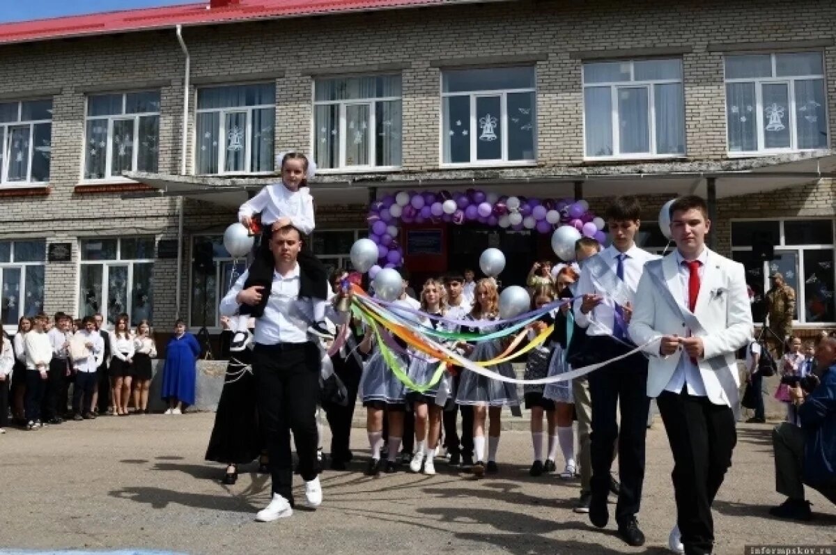    Последние звонки прозвучали для выпускников в Псковском районе