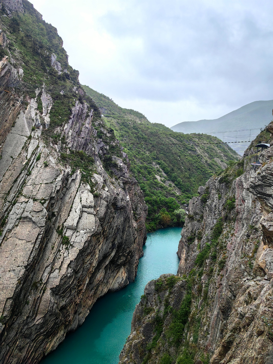 Пожалуй, одна из самых туристически-популярных локаций Дагестана - Сулакский каньон. Да, вода в реке Сулак действительно такого цвета, никакого фотошопа